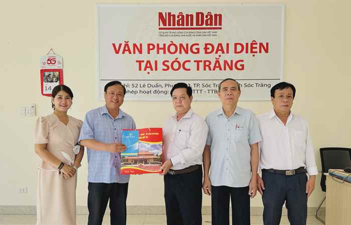 Lãnh đạo Huyện ủy Mỹ Tú đến thăm chúc Tết các cơ quan Báo - Đài trên địa bàn tỉnh Sóc Trăng nhân dịp Tết Nguyên đán Ất Tỵ năm 2025